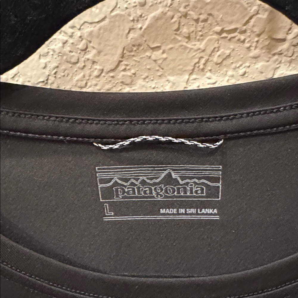 Patagonia Sweatshirt and bonus black baselayer - Picture 4 of 5